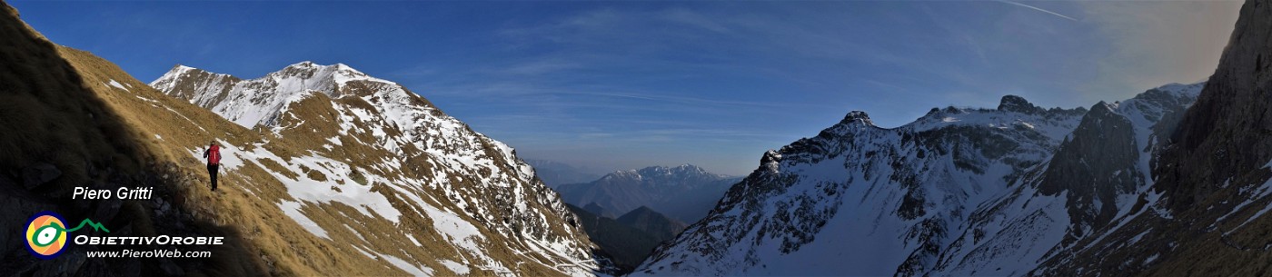 54 Salendo al Passo di Salmurano sul Sentiero delle Orobie 101.jpg